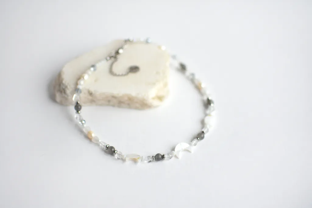 Чокер с лунами из перламутра