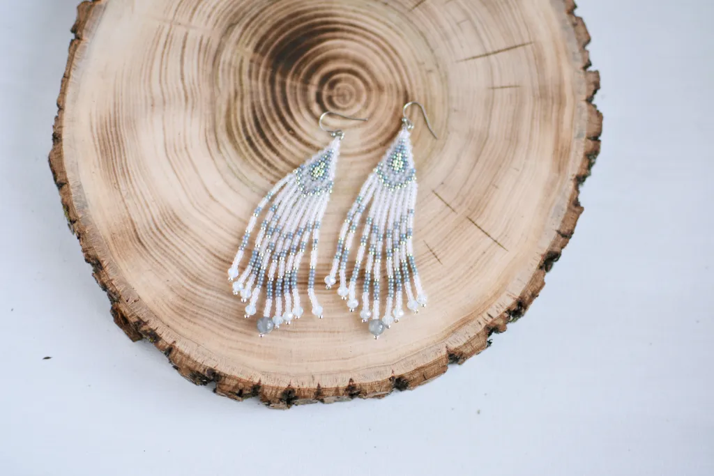 Серые серьги из бисера с бахромой и лабрадором