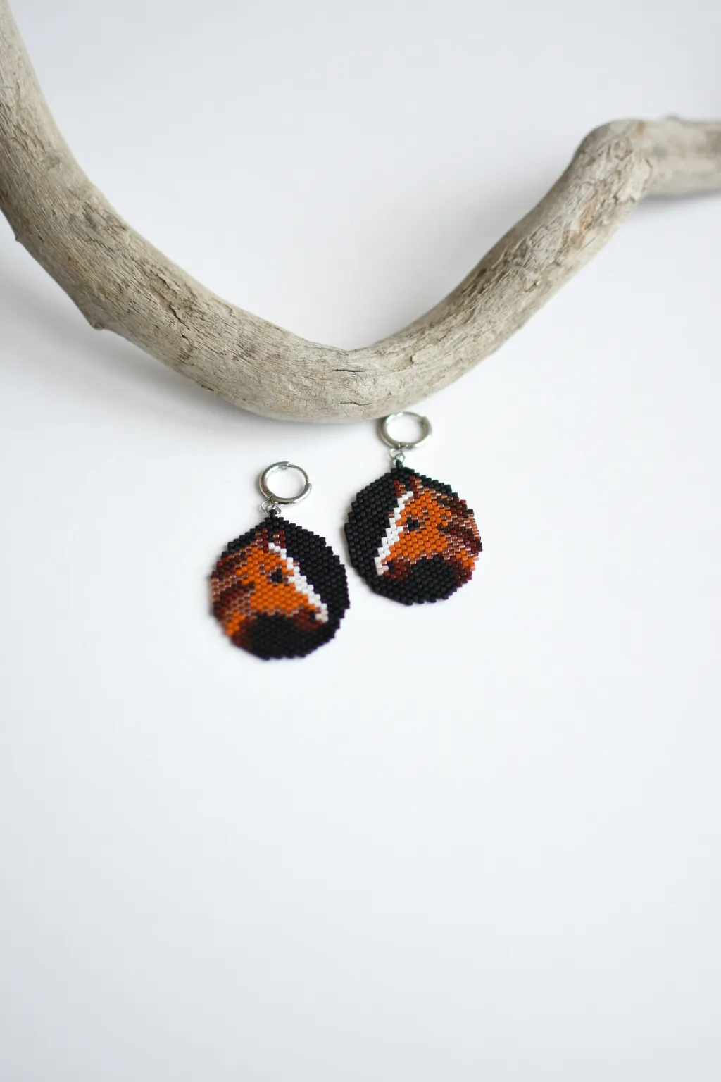 Серьги с лошадью из бисера