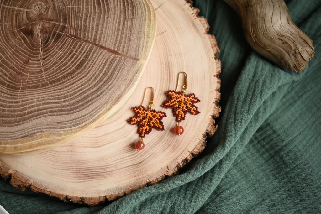 Серьги из бисера с кленовым листом