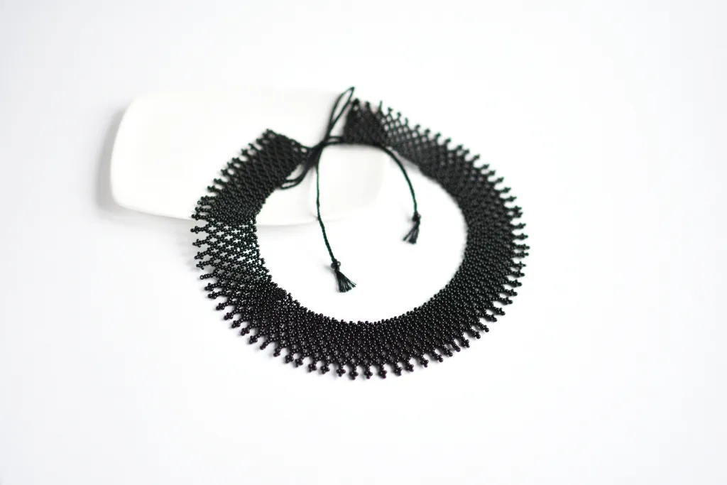 Чёрное ожерелье из бисера