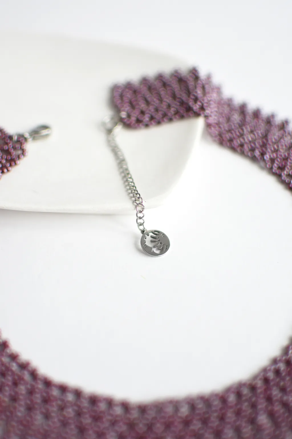 Бордовое ожерелье из бисера