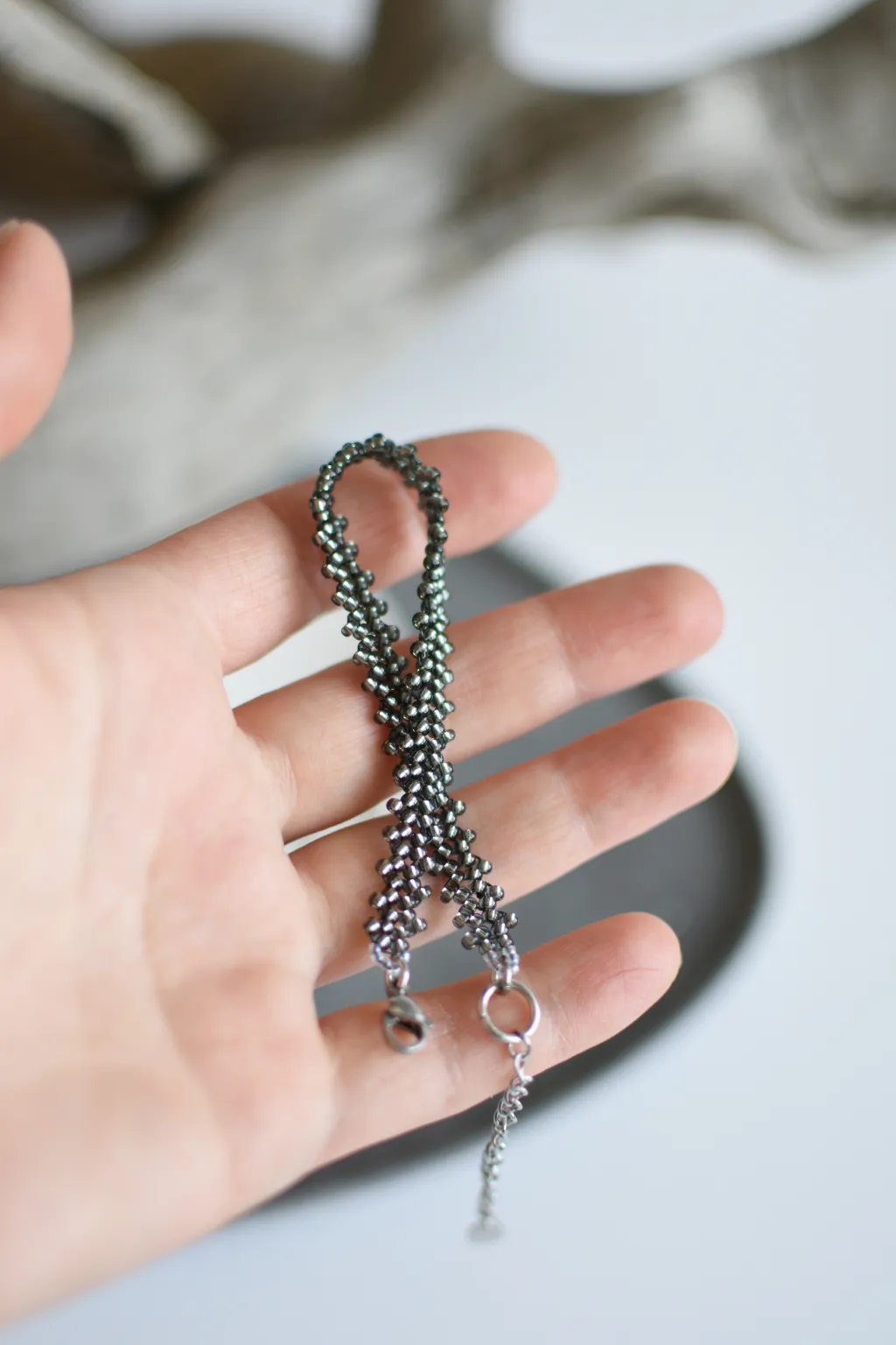 Серый браслет из бисера