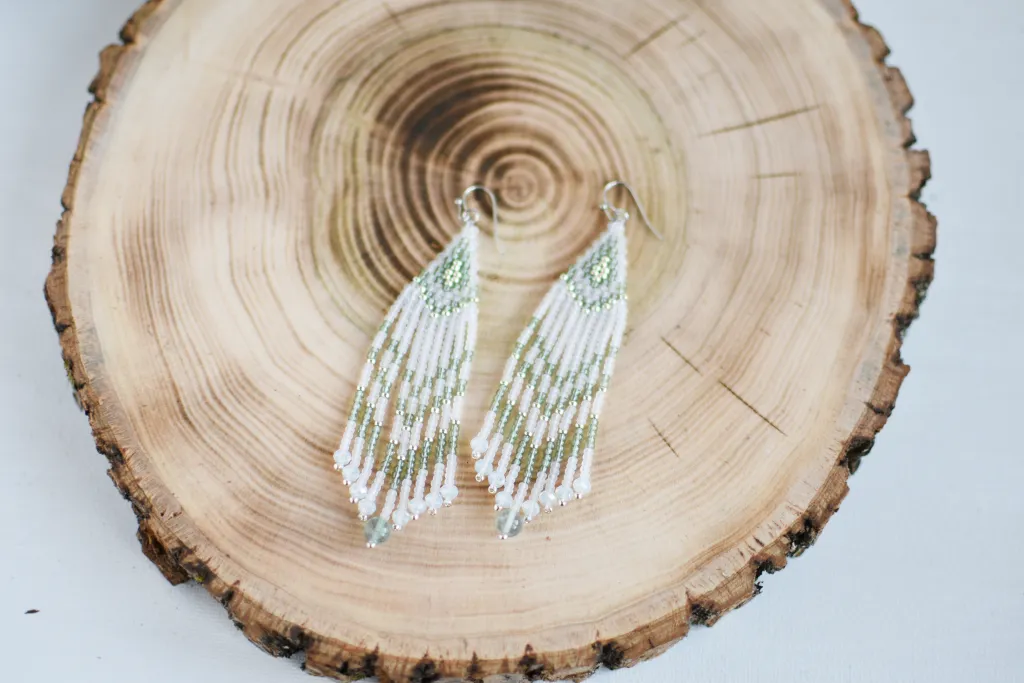 Зелёные серьги из бисера с бахромой