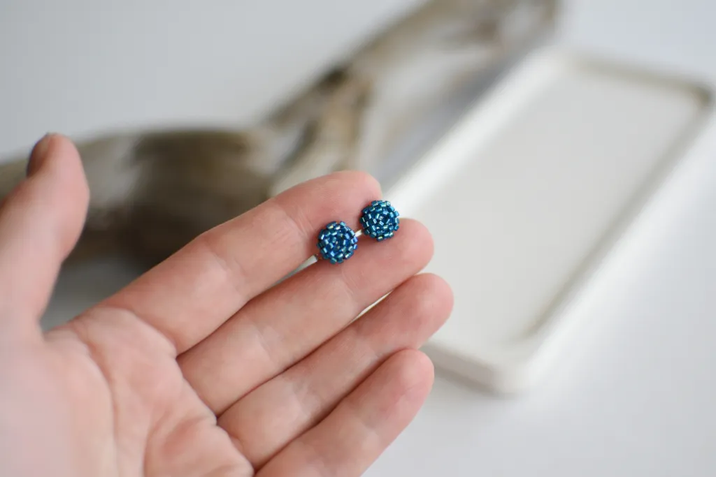 Голубые серьги-гвоздики из бисера