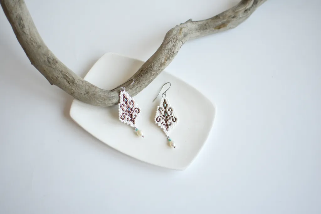 Белые серьги из бисера с жемчугом