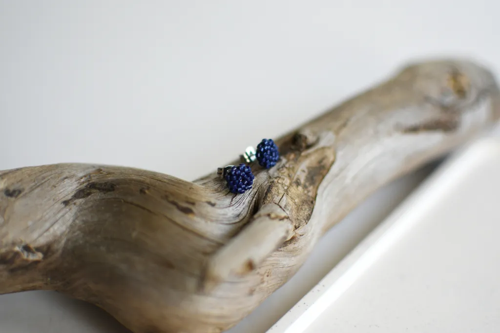 Тёмно-синие серьги-гвоздики из бисера