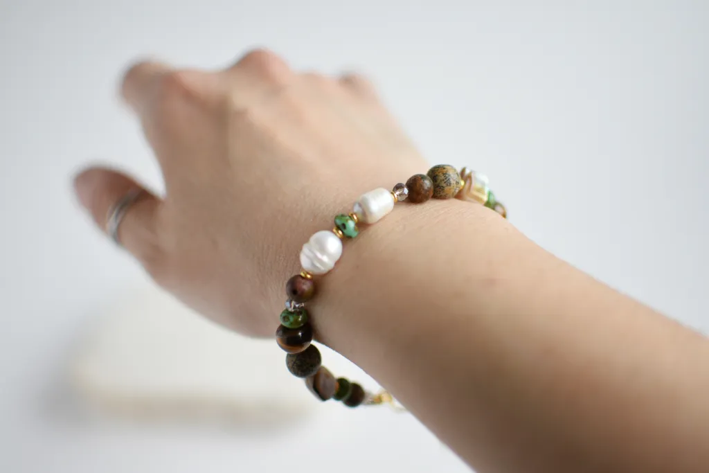 Браслет с тигровым глазом и перламутром