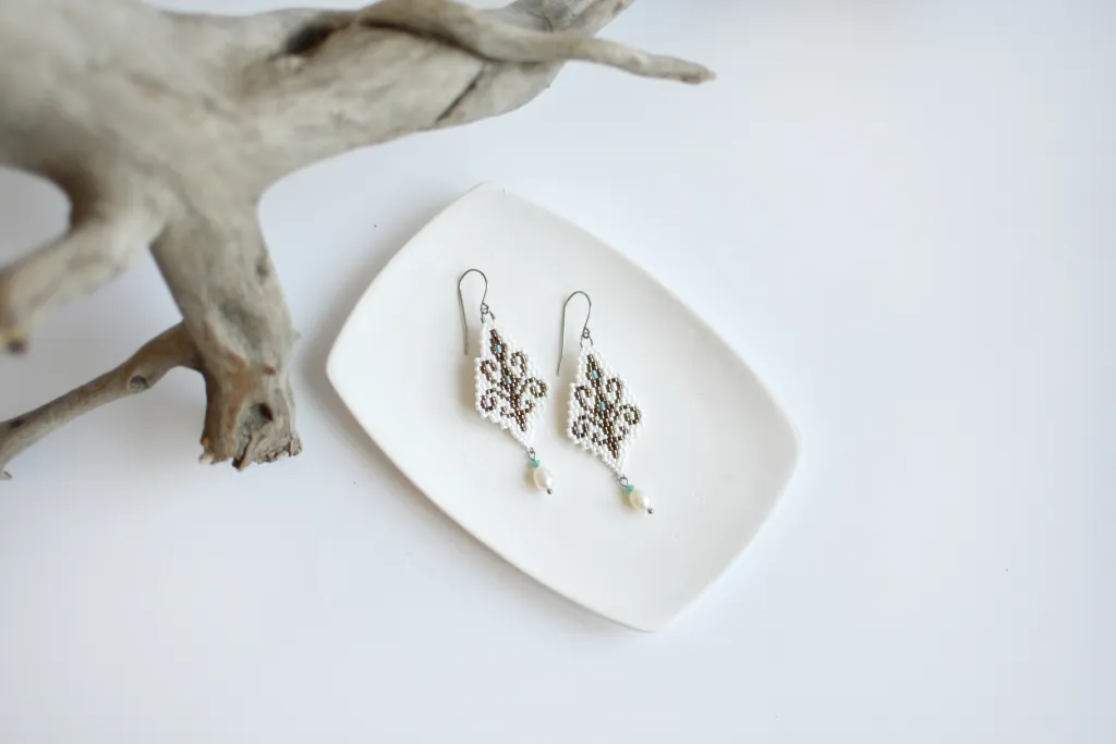 Белые серьги из бисера с жемчугом