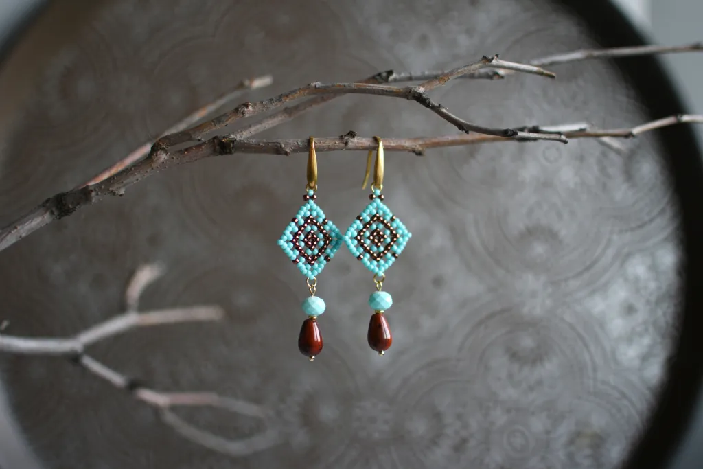 Висячие бирюзовые серьги из бисера с яшмой
