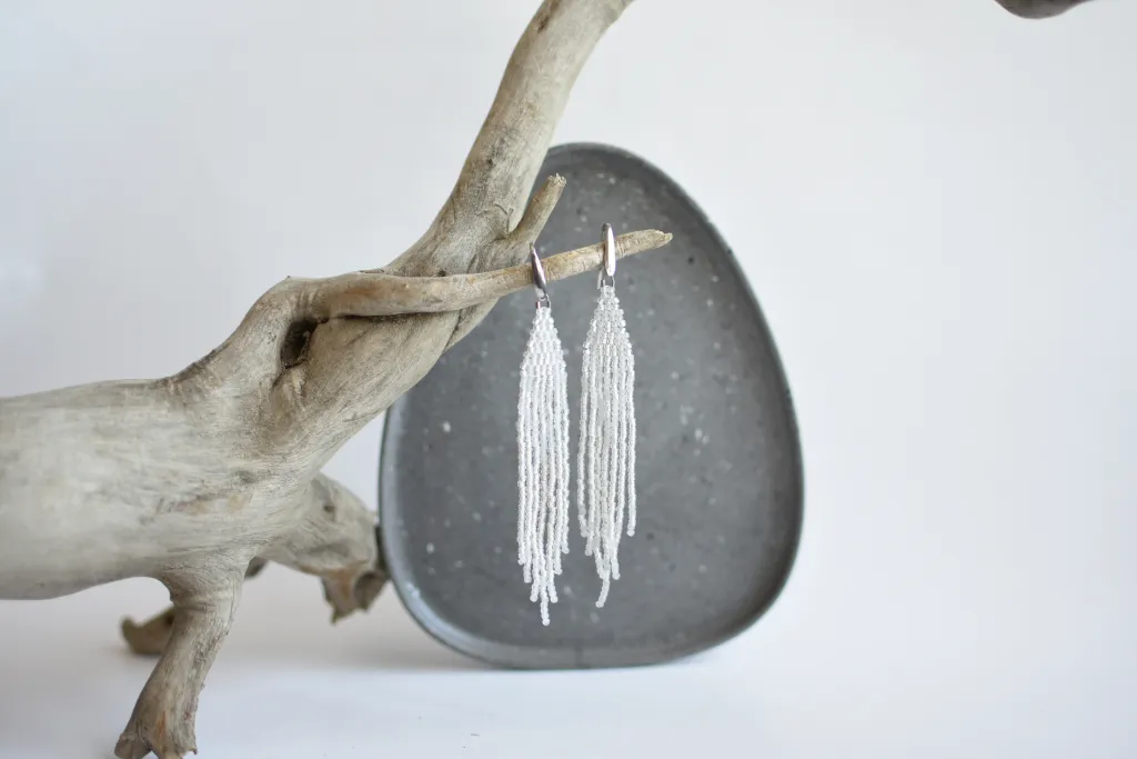 Белые серьги из бисера