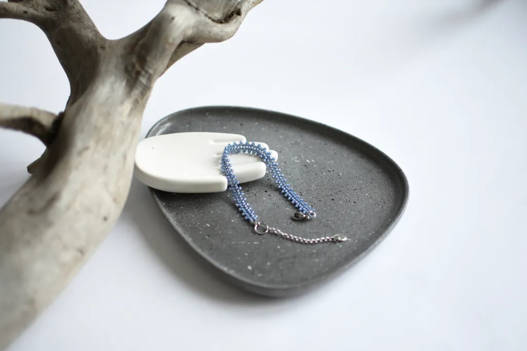 Голубой браслет из бисера