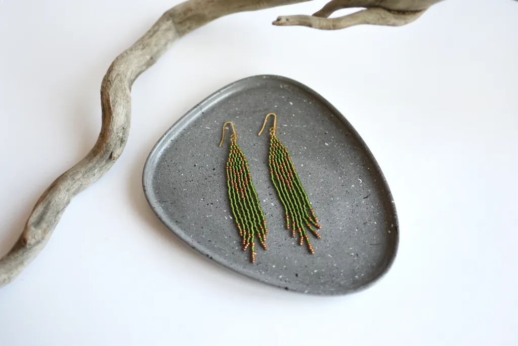 Зелёные серьги из бисера