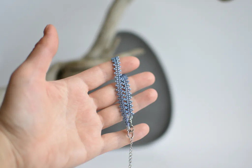 Голубой браслет из бисера