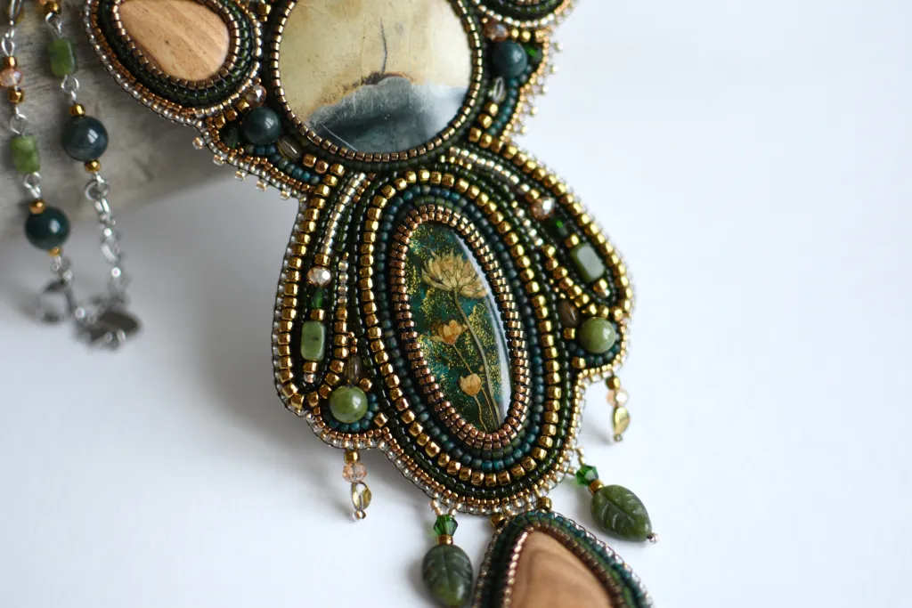 Колье из бисера с камнями "Хранитель трав"