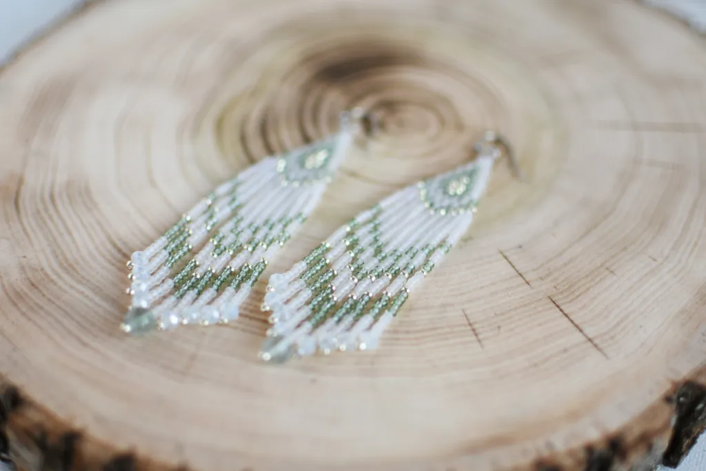 Зелёные серьги из бисера с бахромой