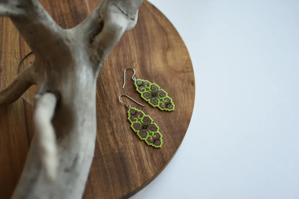 Зелёные серьги из бисера с восточным орнаментом