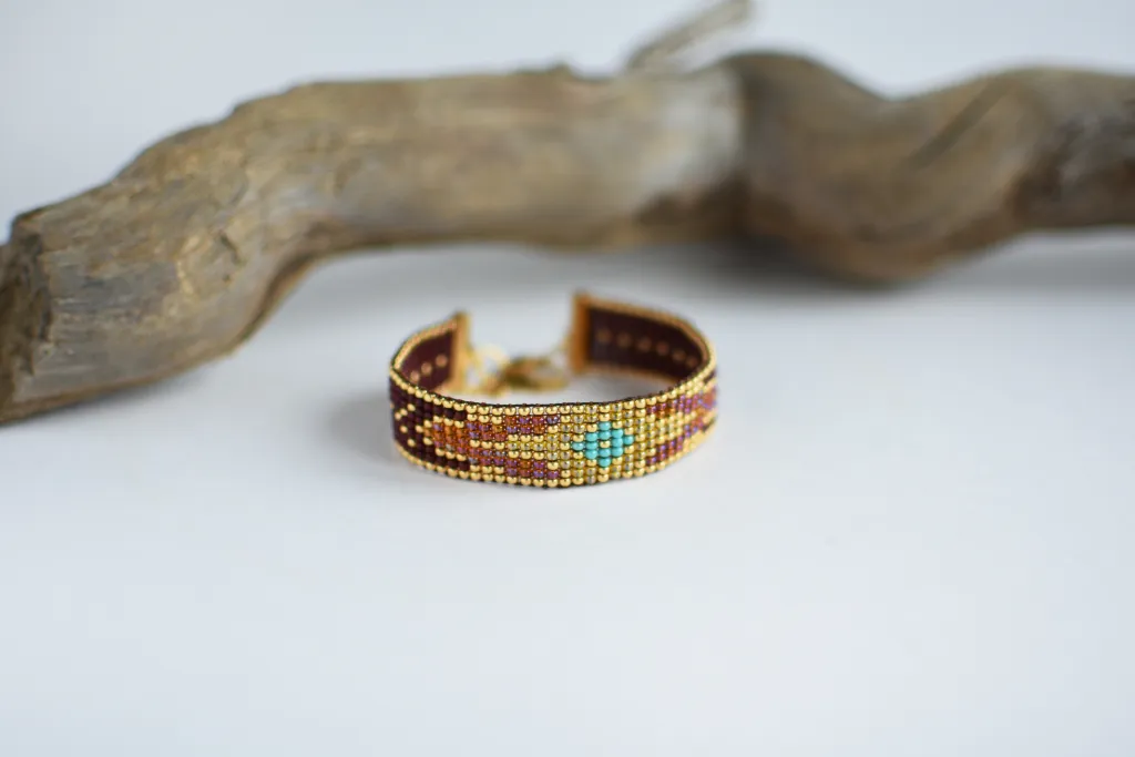 Коричневый браслет из бисера в стиле бохо