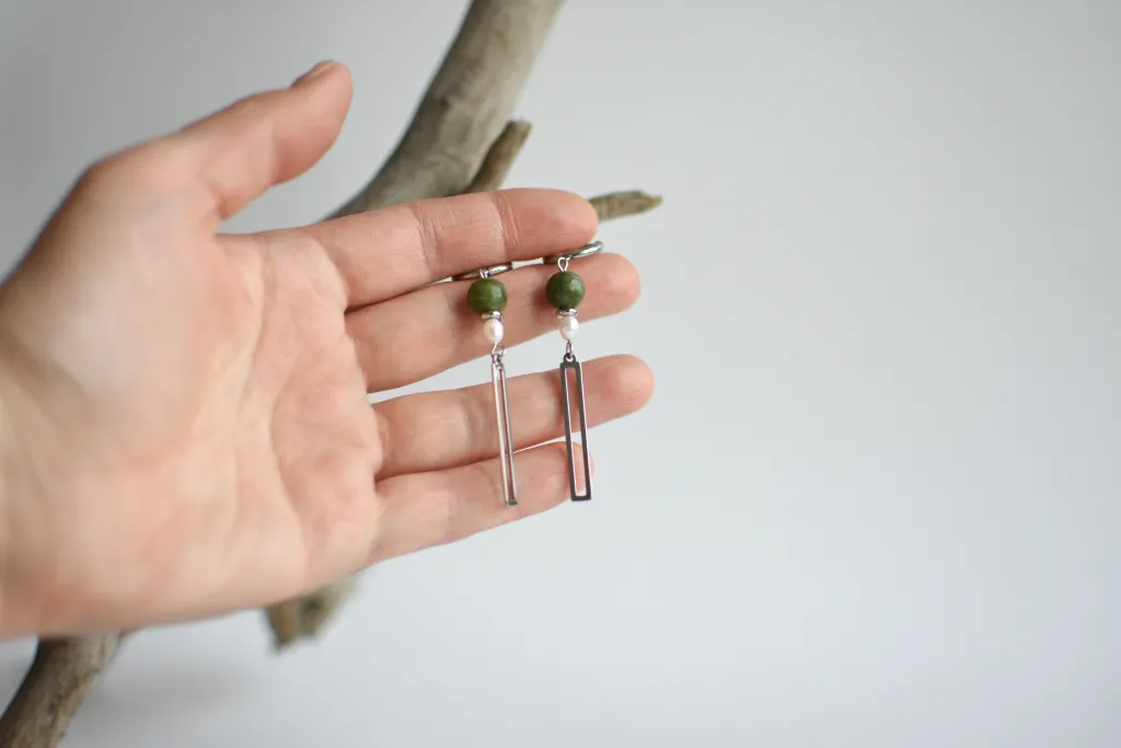 Серьги с серпентином и жемчугом