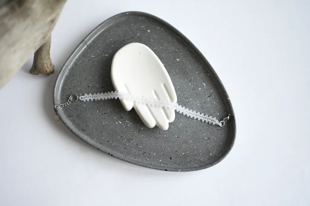 Тонкий браслет из бисера