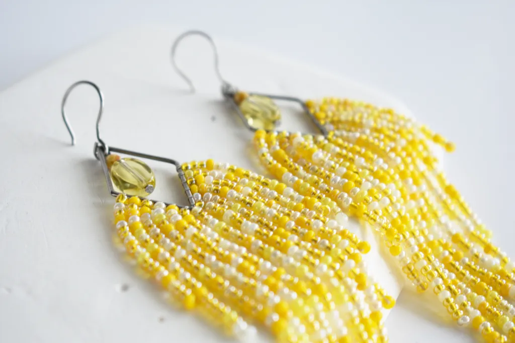 Желтые серьги из бисера с бахромой "Акация"