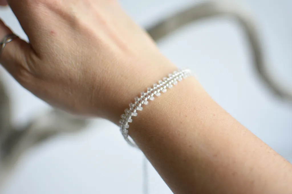 Белый браслет из бисера