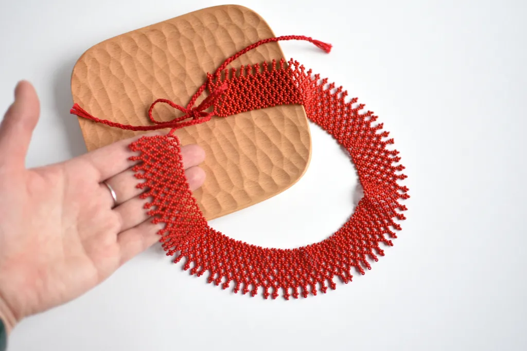 Красное ожерелье из бисера