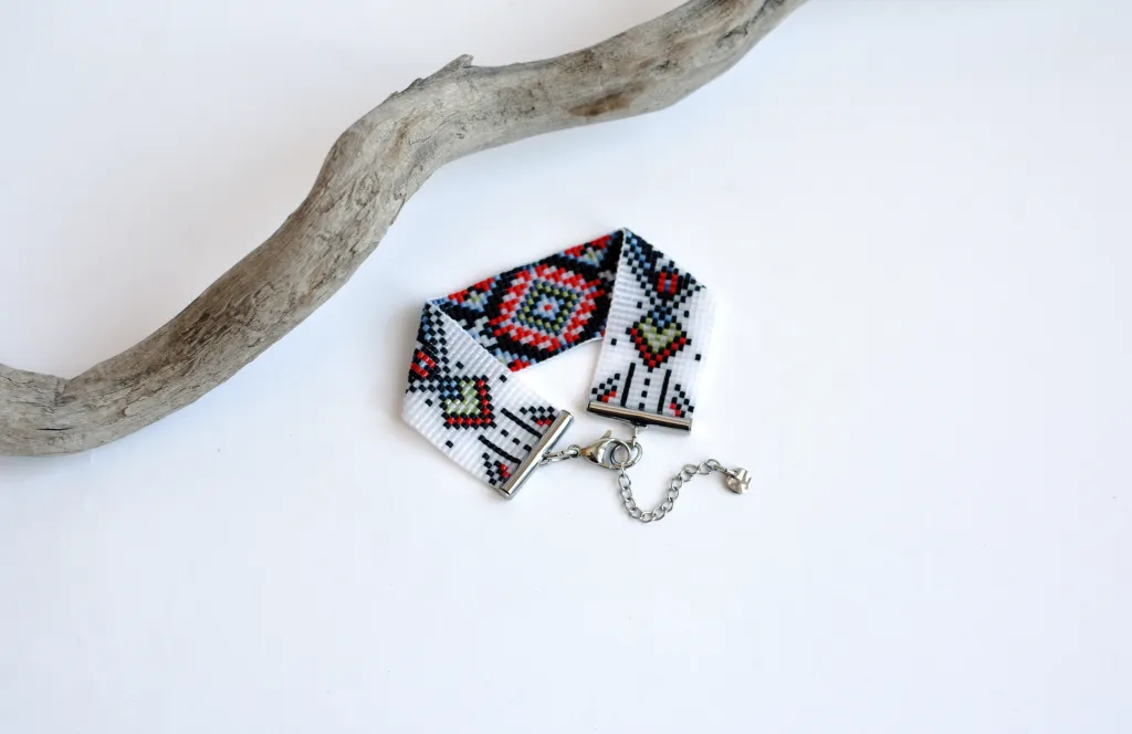 Широкий браслет из бисера в этно стиле