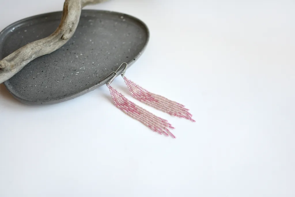 Нежно-розовые серьги из бисера