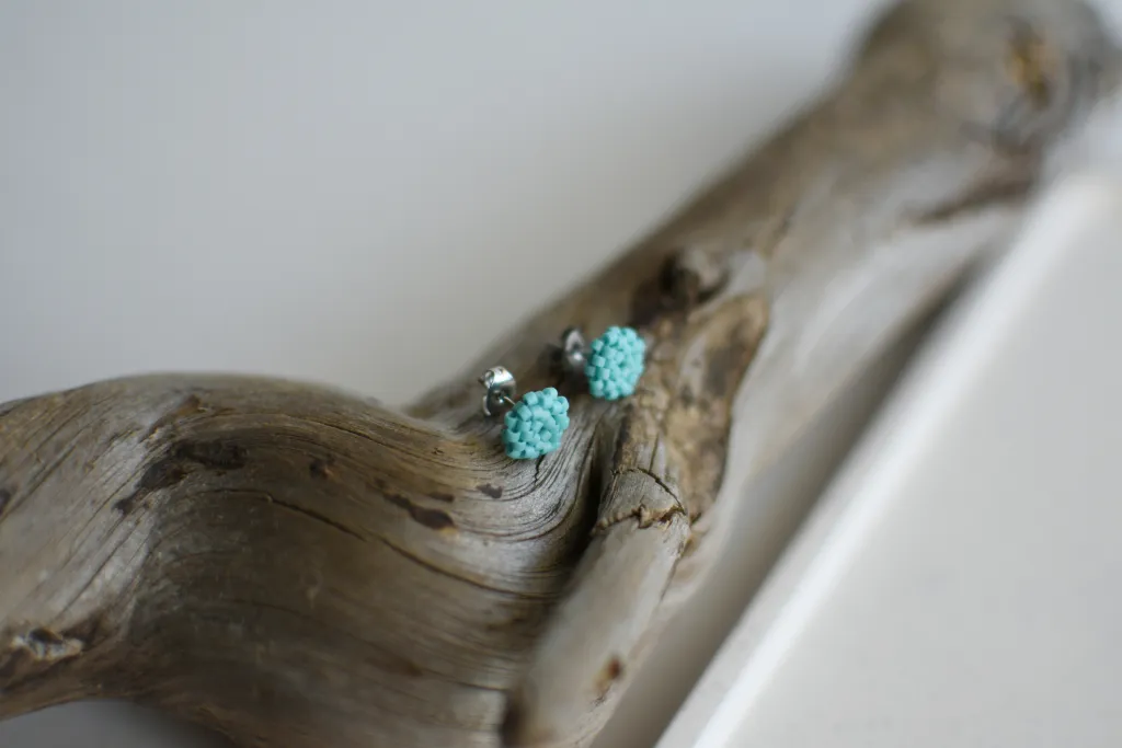 Бирюзовые серьги-гвоздики из бисера
