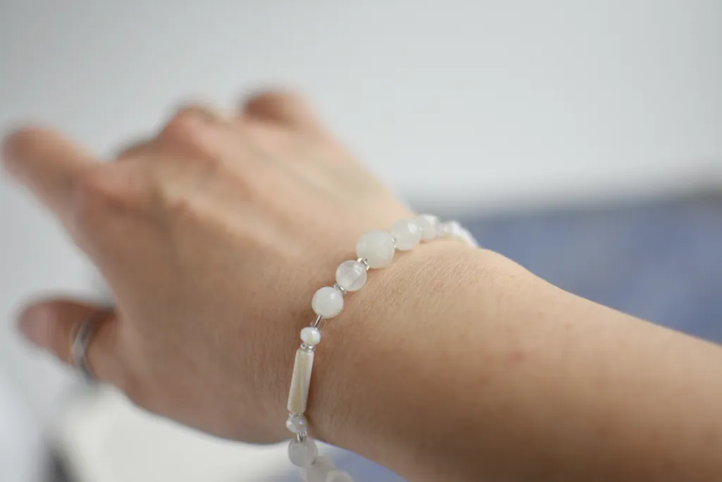 Браслет с белым кварцем