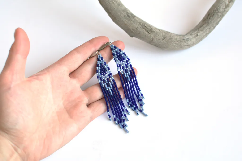 Длинные синие серьги из бисера