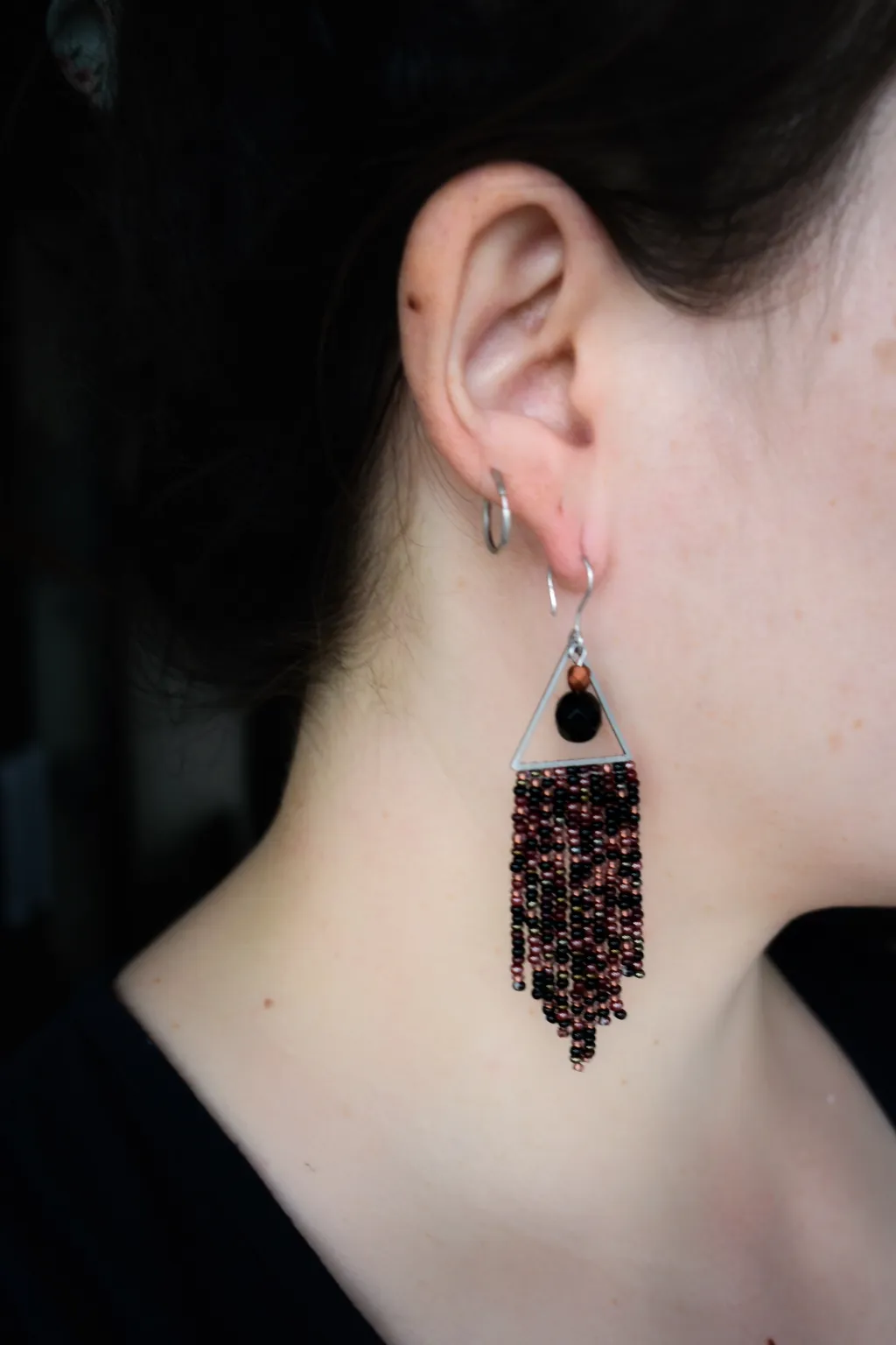 Коричневые серьги с бахромой из бисера