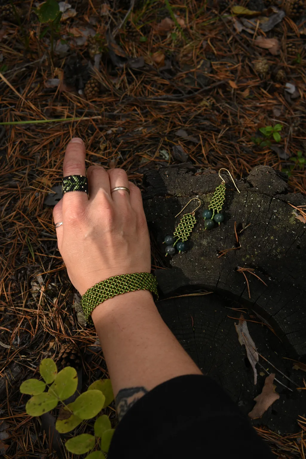 Сет из ажурного браслета и серёжек из бисера