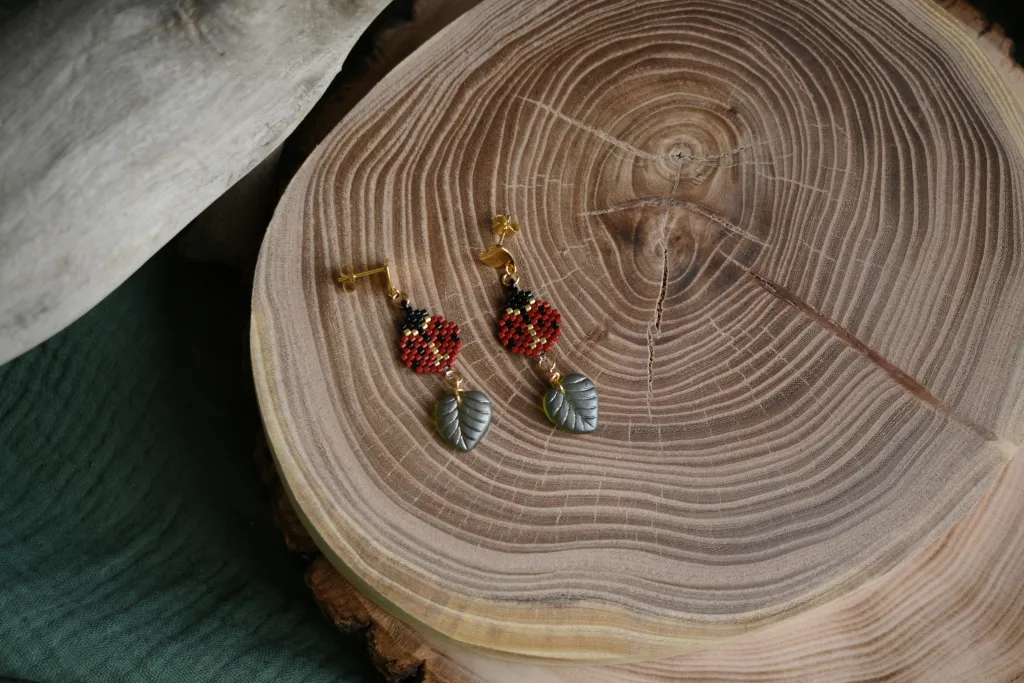 Серьги из бисера с божьими коровками