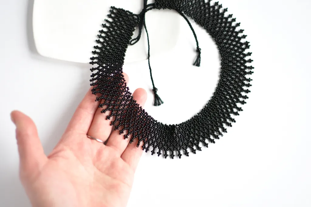 Чёрное ожерелье из бисера