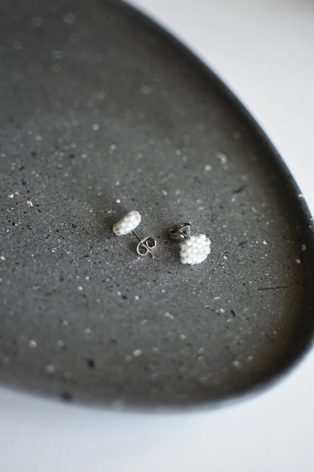 Серьги-гвоздики из белого бисера