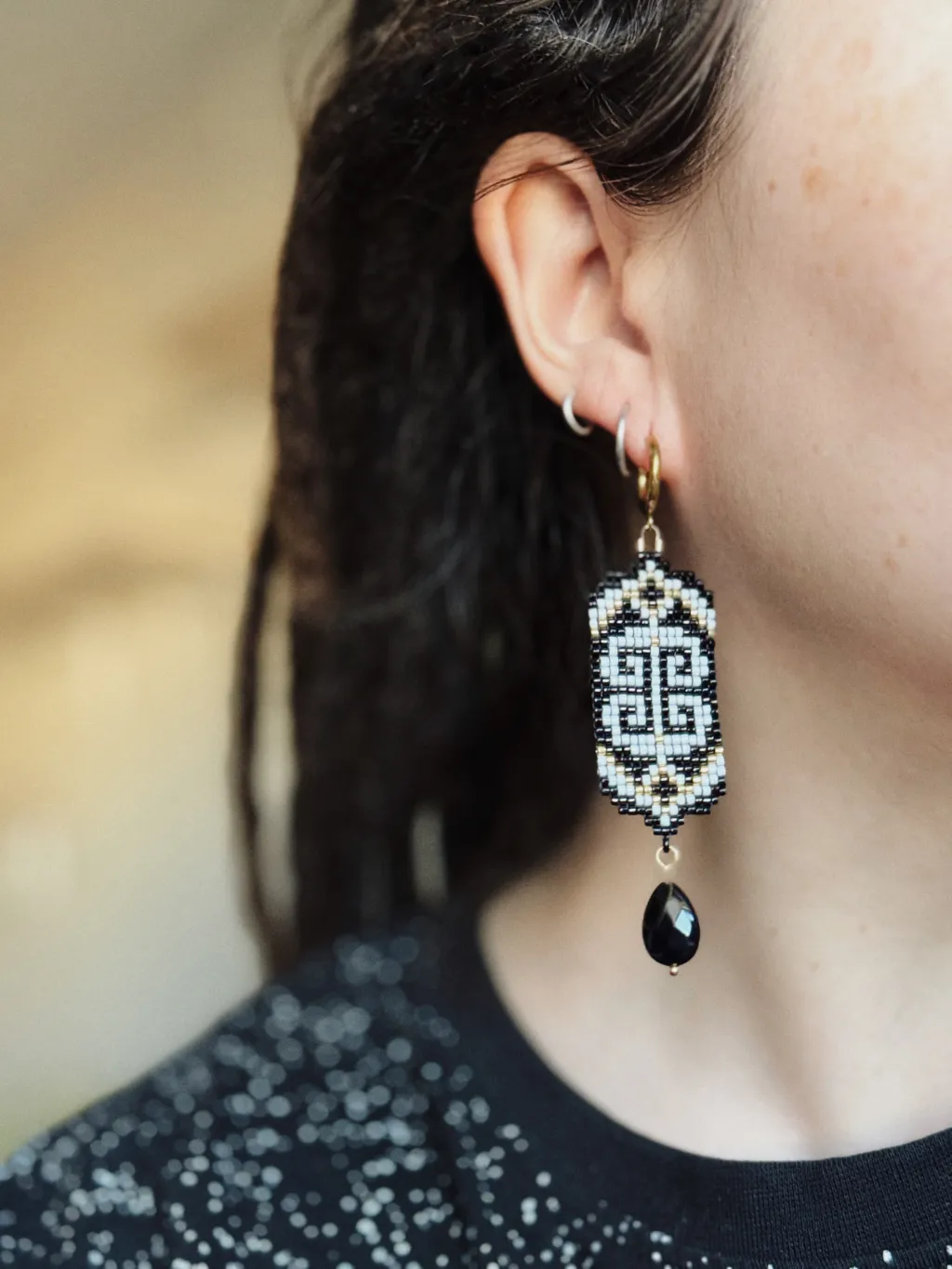 Чёрно-белые серьги с орнаментом