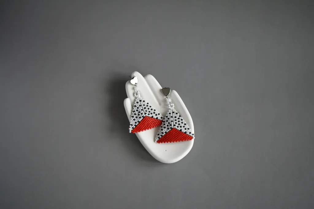 Треугольные серьги из бисера в горошек