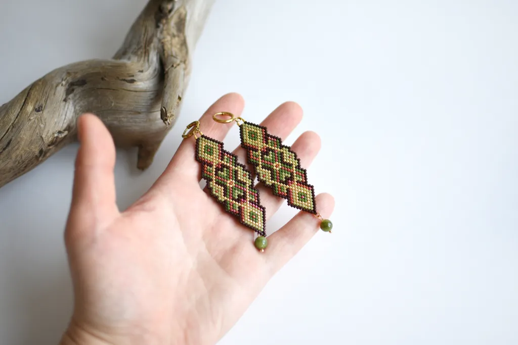 Длинные бохо-серьги из бисера с нефритом