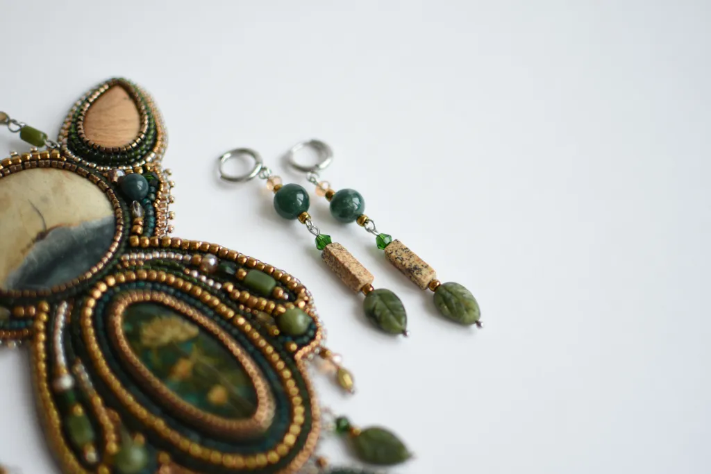 Колье из бисера с камнями "Хранитель трав"