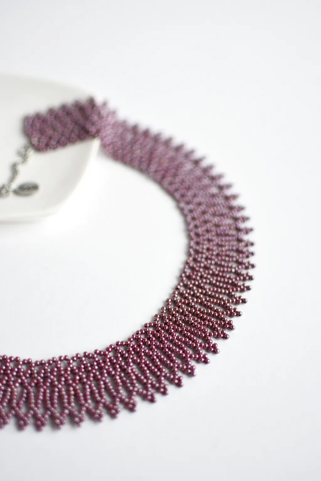 Бордовое ожерелье из бисера