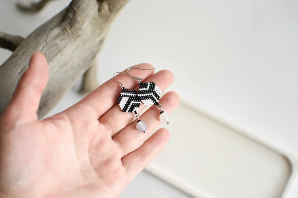 Серьги из бисера с халцедоном