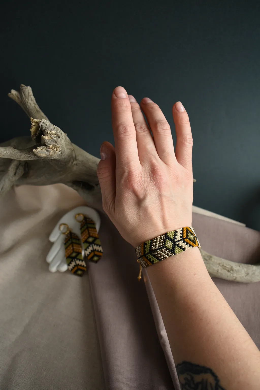 Сет из серёжек и браслета в зеленых тонах