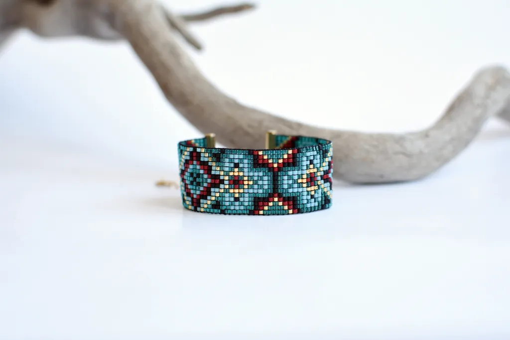 Браслет из бисера в бохо стиле