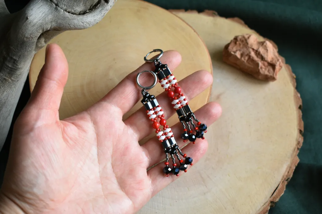 Необычные серьги из бисера с кораллом