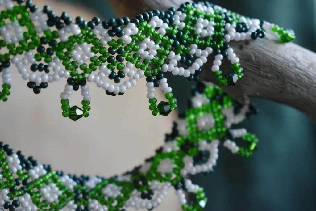 Зелёное колье-ожерелье из бисера