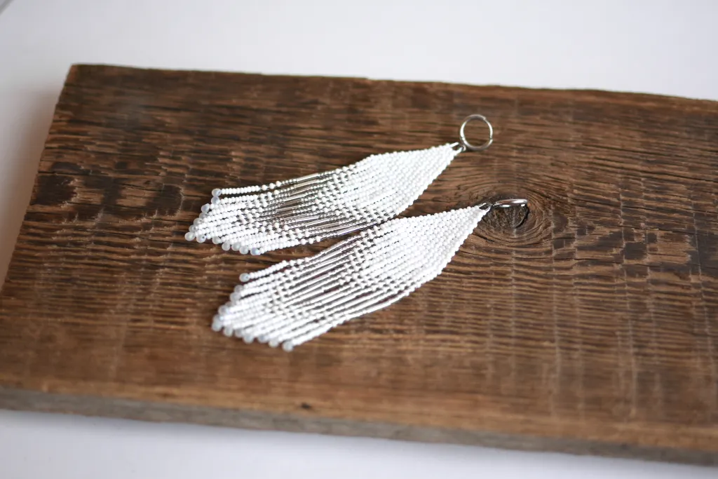 Белые длинные бохо серьги из бисера