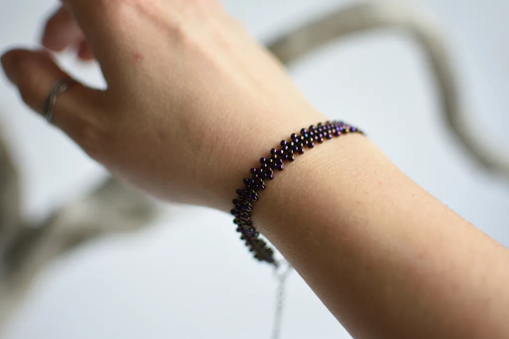 Фиолетовый браслет из бисера