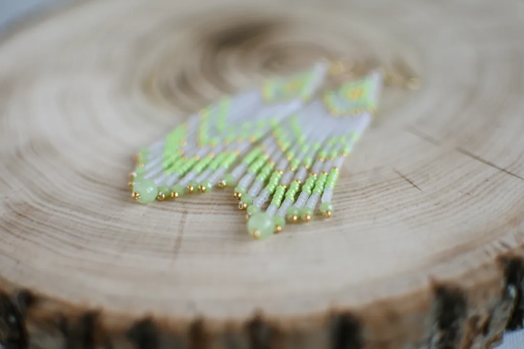 Зелёные серьги из бисера с бахромой